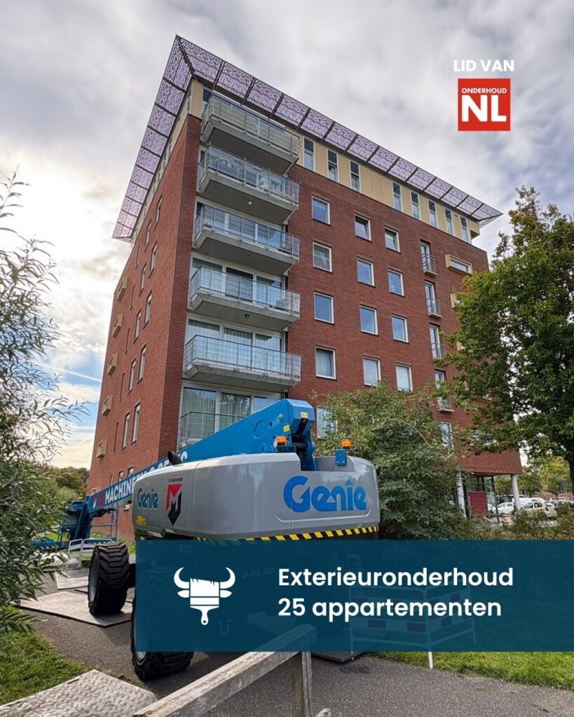 Hoogwerker bij appartementencomplex tijdens VvE-onderhoud van 25 appartementen