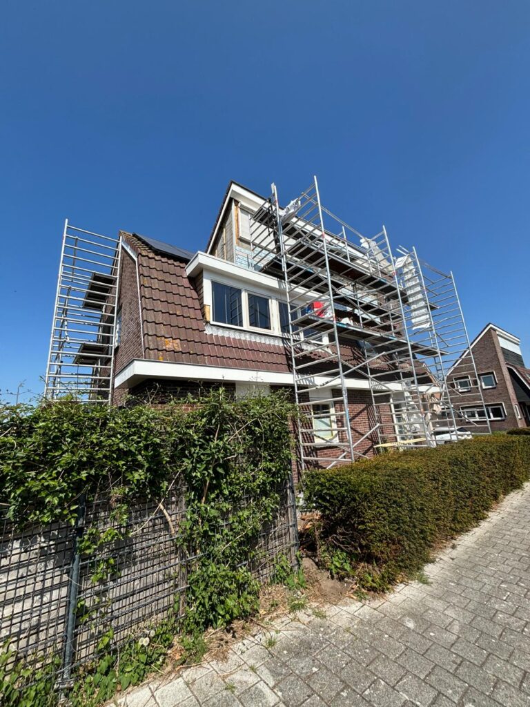 Woning met steiger rond de dakkapel tijdens VvE-onderhoud aan de Trumanlaan in Utrecht